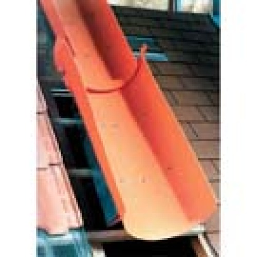 Sloping roof chute with pair of chains
